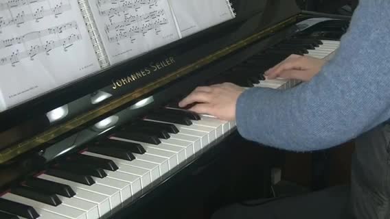 Sergei 發布了一個鋼琴彈奏視頻：三