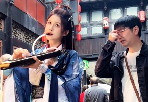 是谁带一个社恐去闹市吹琴啊！