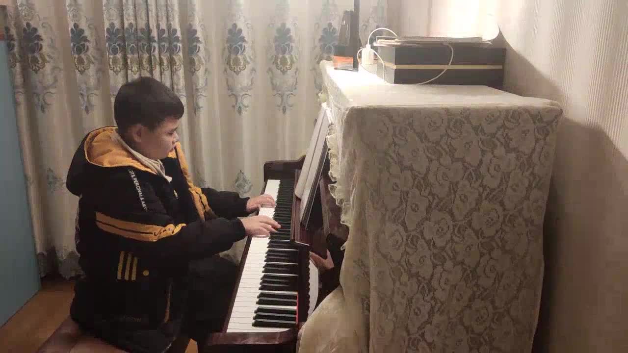 追梦0690 发布了一个钢琴弹奏视频，欢