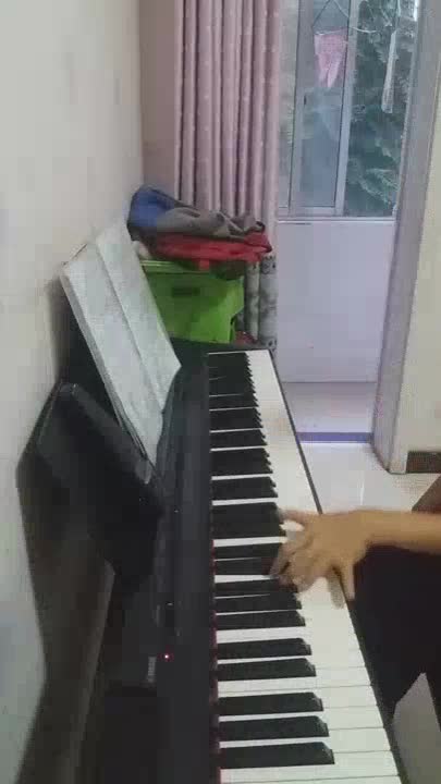 宝宝 发布了一个钢琴弹奏视频，欢迎来围观