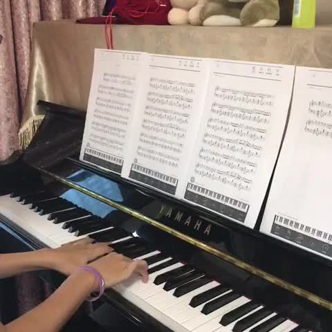 2013845330 发布了一个钢琴弹奏