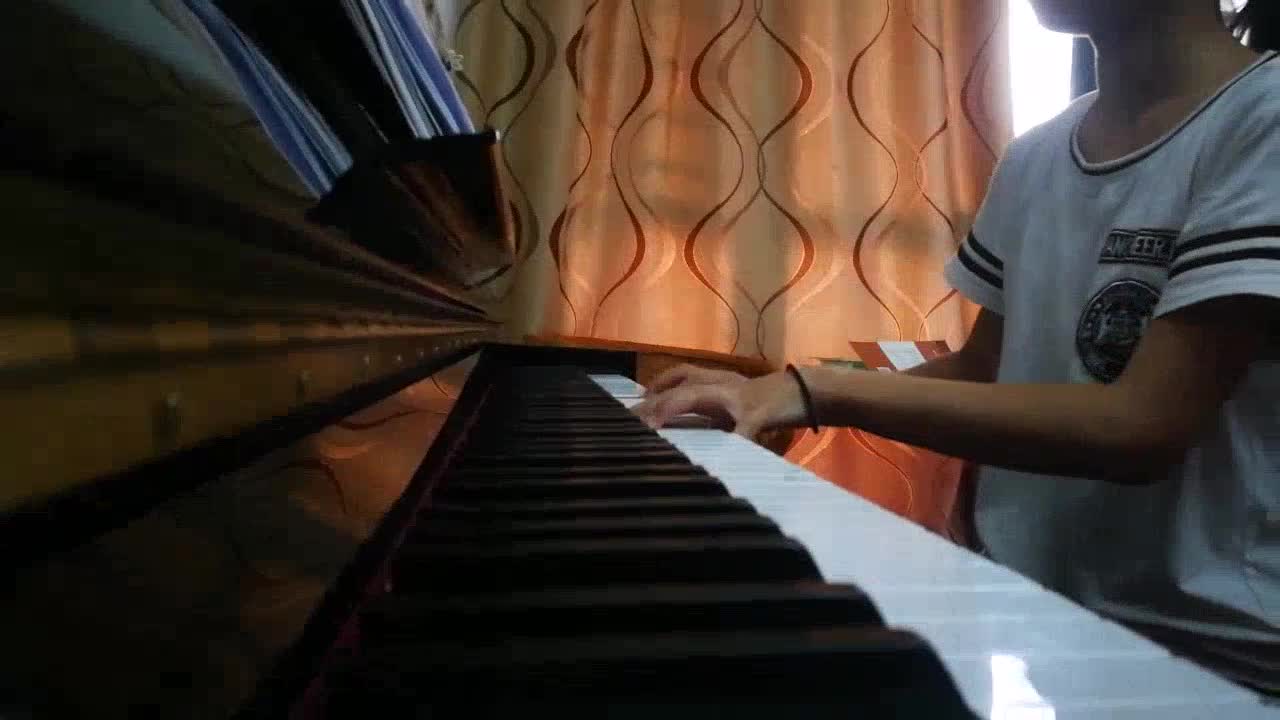 嘉琦aa 发布了一个钢琴弹奏视频，欢迎来